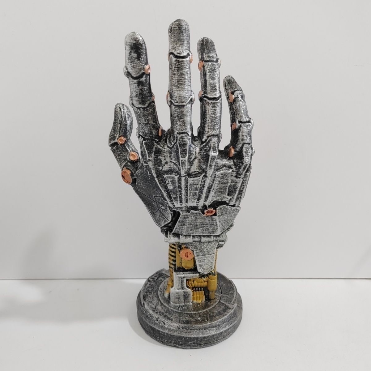 Cyberpunk Mechanical Hand Disp - مراجعة Photography Game وسعره
