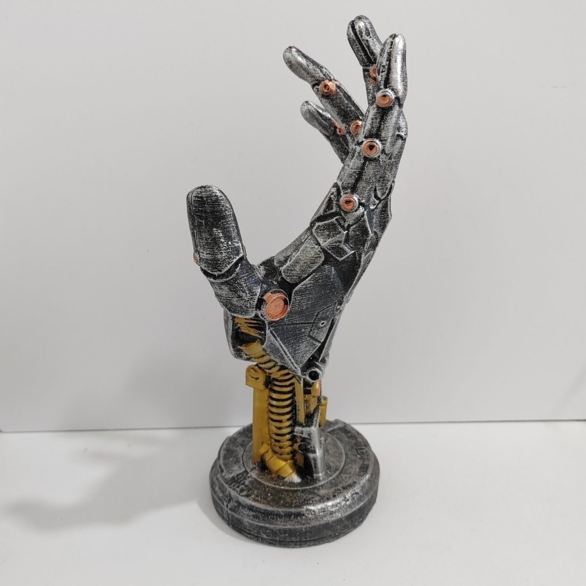 Cyberpunk Mechanical Hand Disp - مراجعة Photography Game وسعره